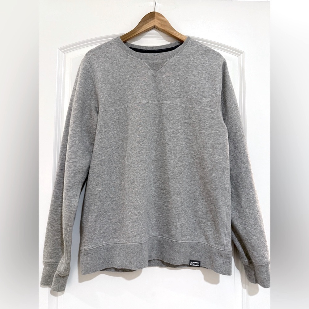 New Balance Unisex crewneck sweatshirt size medium